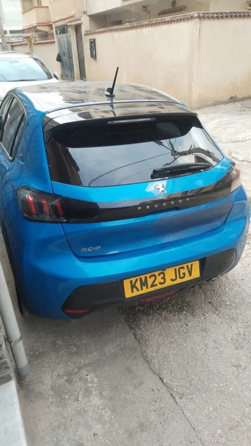 Peugeot 208 2023 GT volant droite uk