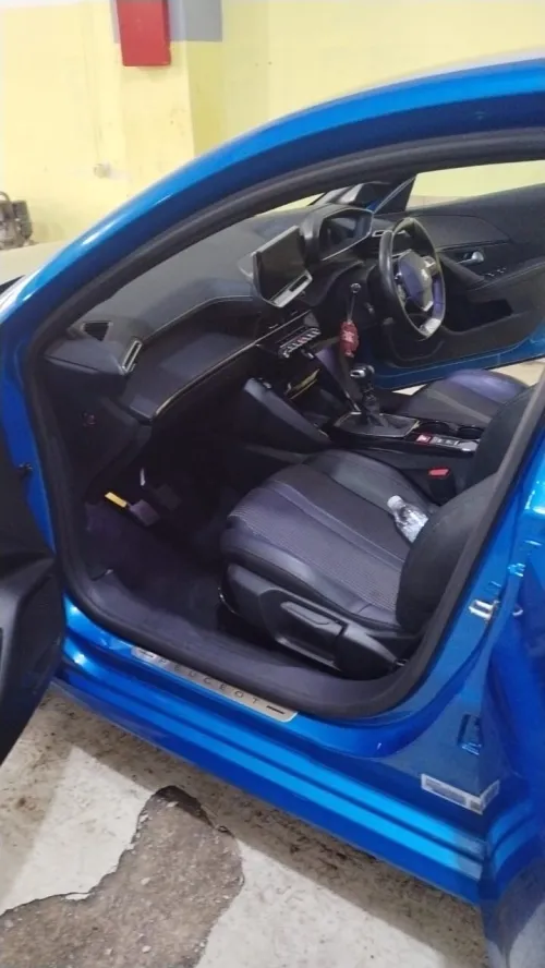 Peugeot 208 2023 GT volant droite uk