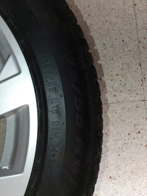 4 pneus de la marque Pirelli Audi