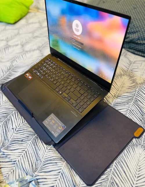 PC ASUS VIVOBOOK S15/16 OLED RAYZEN 7 8845HS / AMD RADEON 780M + pochette CUIR VÉRITABLE