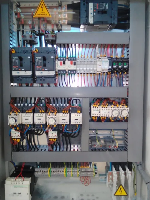 Câblage des armoires électriques sur commande / maintenance et mise en service