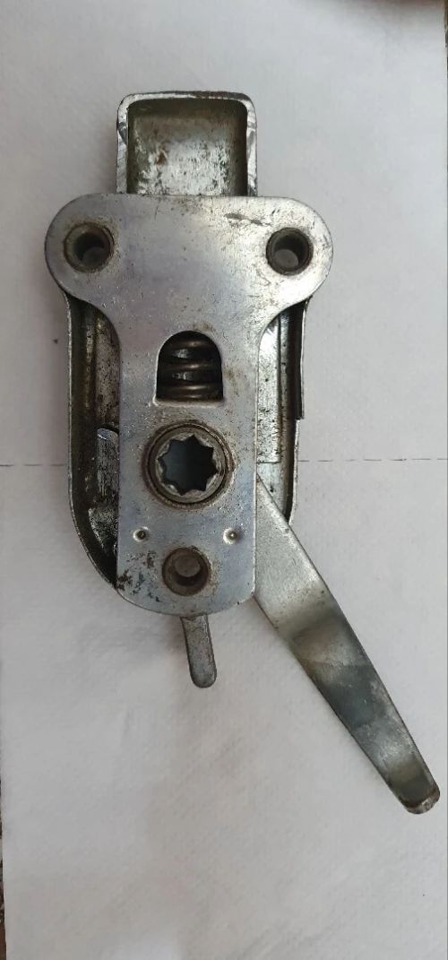 serrure  intérieure de porte ancienne de CITROËN 2cv (deux chevaux)