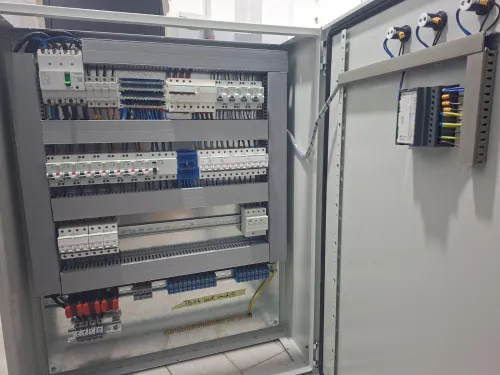 Services de câblage et installation d'armoires électriques industrielles et électricité du bâtiment