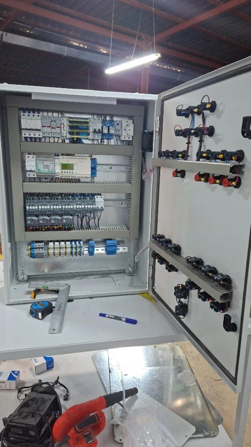 Services de câblage et installation d'armoires électriques industrielles et électricité du bâtiment