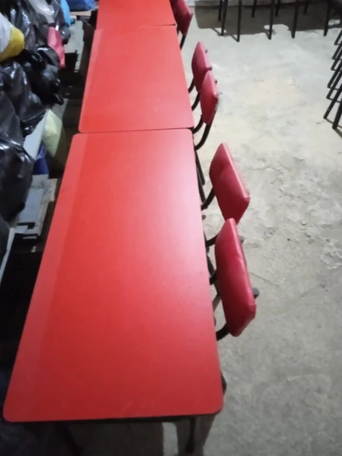 Chaises et tables scolaires