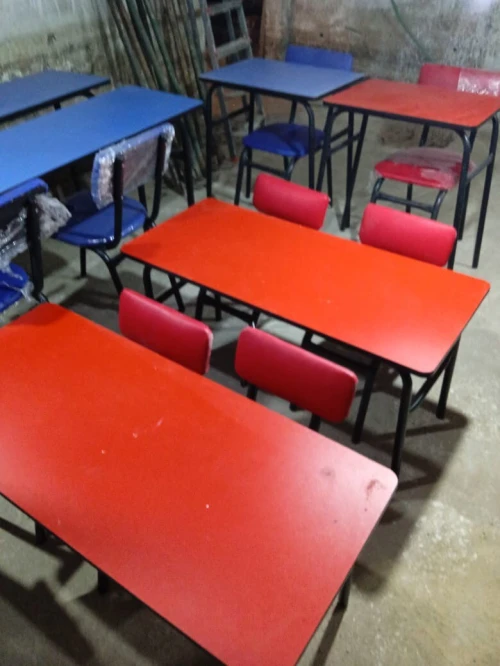 Chaises et tables scolaires
