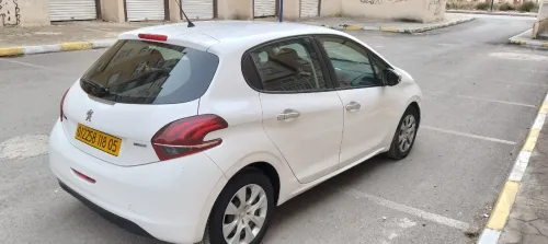 Peugeot 208 2018 pURE TECH