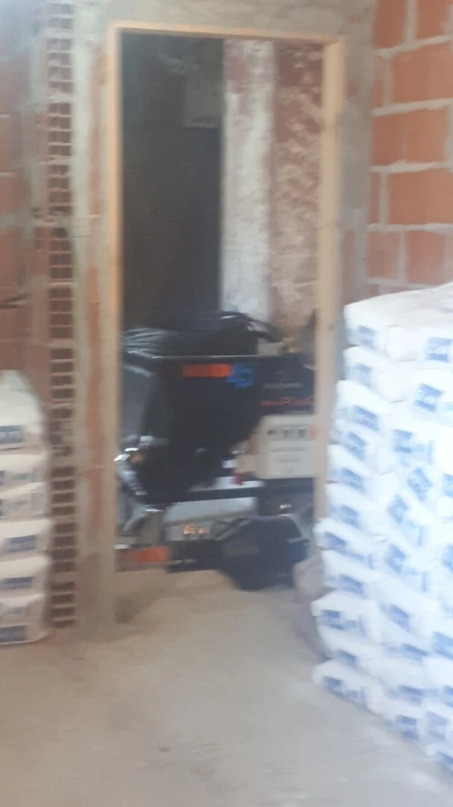 Travaux de finition avec plâtre projeté à la machine