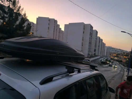 Coffre de toit avec les barres 