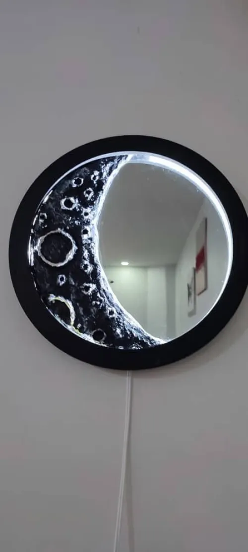 مرآة القمر المضاء