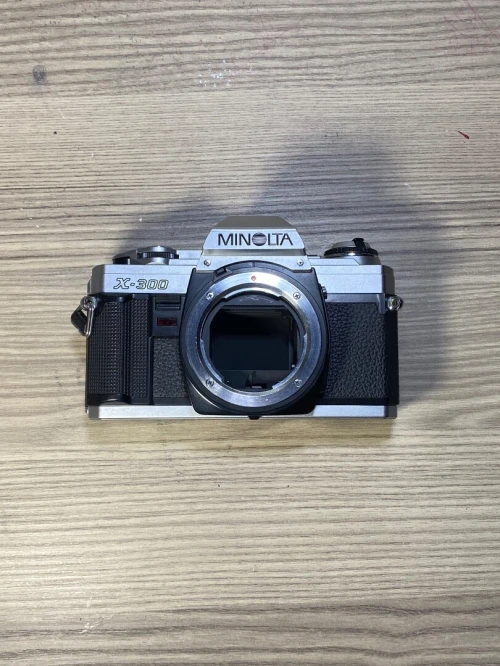 Appareil photo argentique Minolta X-300 vintage + objectif  + filtre