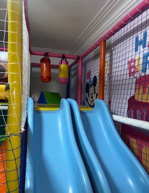Aire de jeux enfants .Crèche .Ecole .Salle de jeux