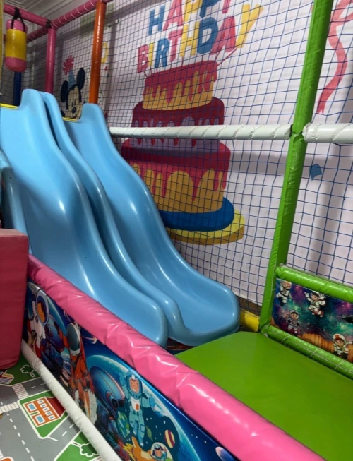 Aire de jeux enfants .Crèche .Ecole .Salle de jeux