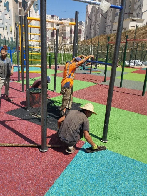Gomme synthétique, acrylique epdm, revêtements salle de sport et terrains