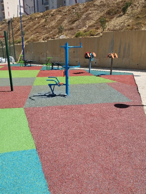 Gomme synthétique, acrylique epdm, revêtements salle de sport et terrains