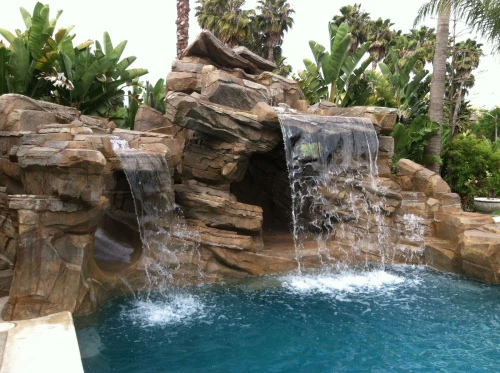 conception et réalisation de cascade d'eau pour cour, terrasse,jardin, piscine et place public تصنيع وتركيب الشلالات