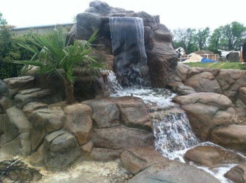 conception et réalisation de cascade d'eau pour cour, terrasse,jardin, piscine et place public تصنيع وتركيب الشلالات
