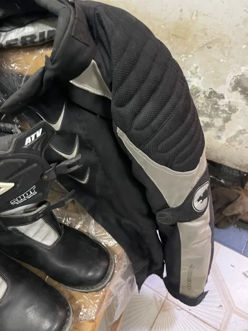 Tenue pour motard ( bottes plus veste )