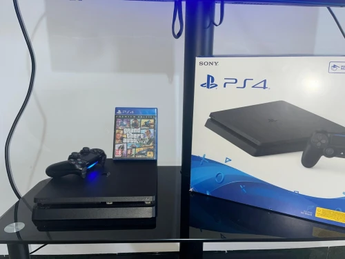 Ps4 slim état neuf avec la boîte  +gta 5 +manette originale