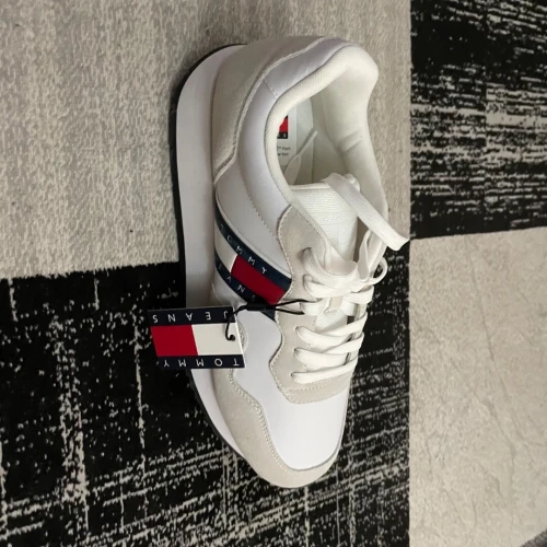 TOMMY JEANS