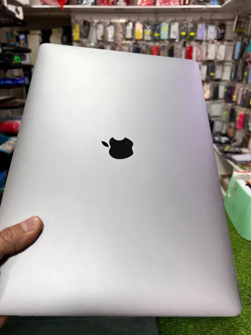 MACBOOK PRO TOUCHBAR 2018 15.6 POUCES - INTEL 8EME GENERATION CORE 17-8850H 2.2GHz - AMD RADEON PRO 555X GDDR5 4GB - 512GB SSD - 16GB RAM