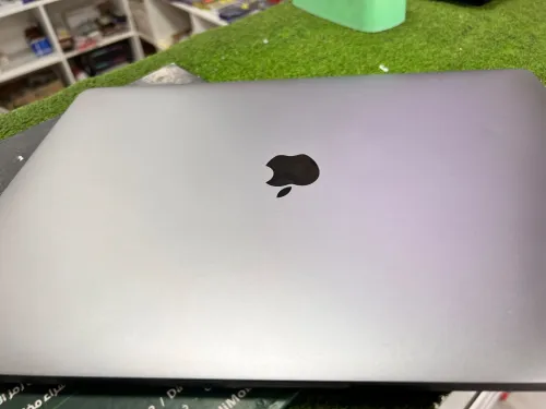 MACBOOK PRO TOUCHBAR 2018 15.6 POUCES - INTEL 8EME GENERATION CORE 17-8850H 2.2GHz - AMD RADEON PRO 555X GDDR5 4GB - 512GB SSD - 16GB RAM