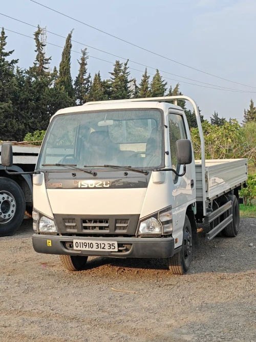 Isuzu Plateau léger 2012