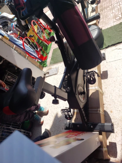 Vélo spining pour exercices cardio a la maison pro