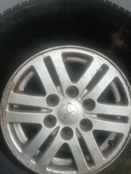 Vend 1 Jante/ pneu Mitsubishi sportero 