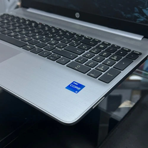 VENDU - HP 250 G8, i5-1135G7, 8GB, 256GB SSD, intel iRis Xe