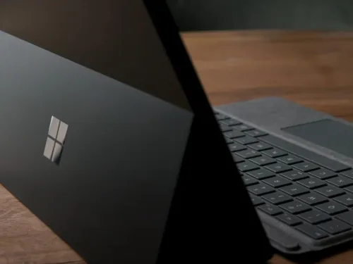 VENDU - Microsoft Surface Pro 8 Black, Intel Core i5-1135G7, 16GB LPDDR4X, 256GB SSD, iRis Xe