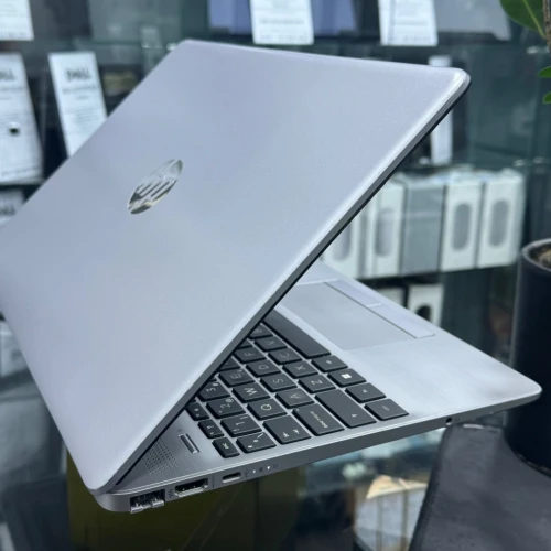 VENDU - HP 250 G8, i5-1135G7, 8GB, 256GB SSD, intel iRis Xe