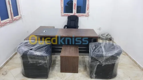 ENSEMBLE DE BUREAU 1.80M AVEC RETOUR CAISSON FIX ET BAHUT 04 PORTS +TABLE BASSE ET 03 CHAISES