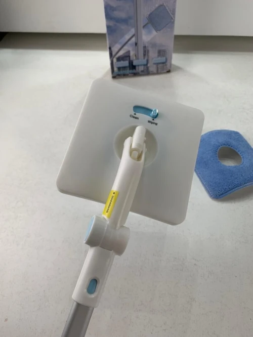 Nettoyeur de vitres avec manche télescopique long