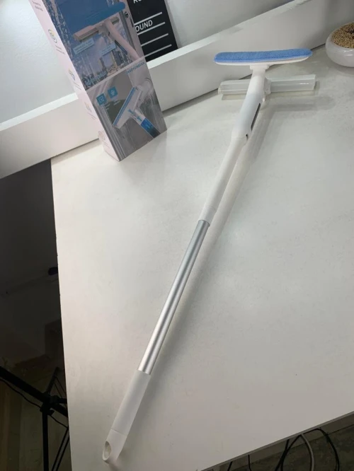 Nettoyeur de Vitres Multifonction 3 en 1 Manche Long, Pulvérisateur et Raclette Caoutchouc