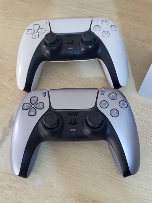 Sony Console PlayStation 5 Slim 1TB + 2 MANETTES - Édition Digital (VERSION SANS DISC DVD) (Modèle Slim) CFI-2016