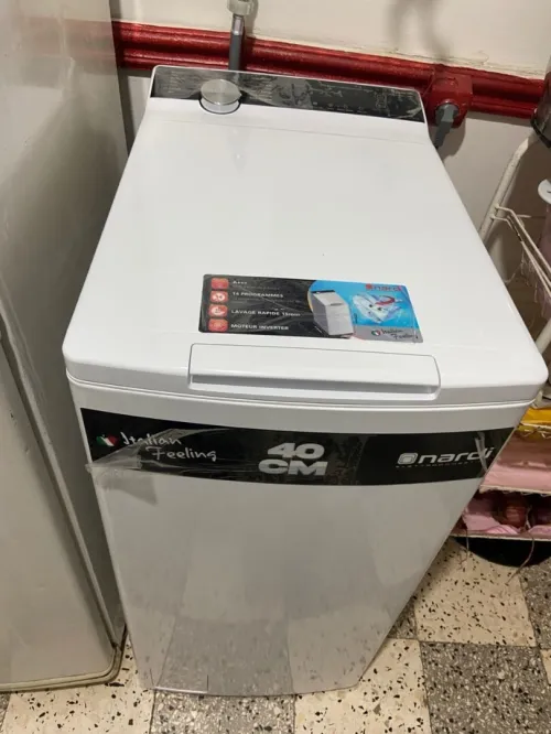 Une machine à laver la marque nardi 