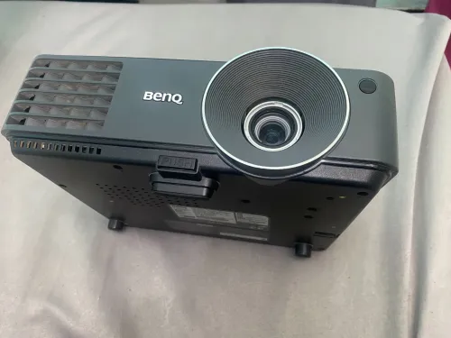 Je Vends un ECRAN DE PROJECTION Pour DATA SHOW MOTORISE Avec Télé Commande + Interrupteur(MaxiPower)