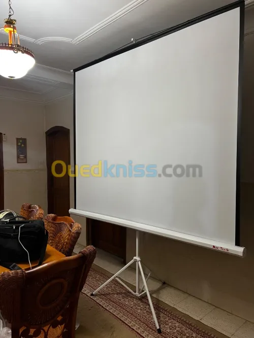 Location datashow avec ecran 2.5m/2.5m