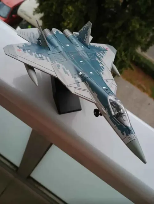 Modèle d'avion SU-57 un chasseur moderne russe SU-57 نموذج الطائرة المقاتلة