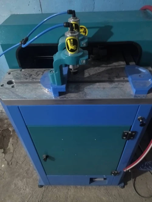 Lot complet de machines industrielles PVC & aluminium état excellent à vendre