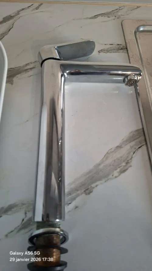 Vasque en céramique et robinet