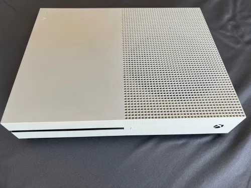 Xbox one s 1t état 10/10 habet caba avec la boîte et manette original et 3 cd