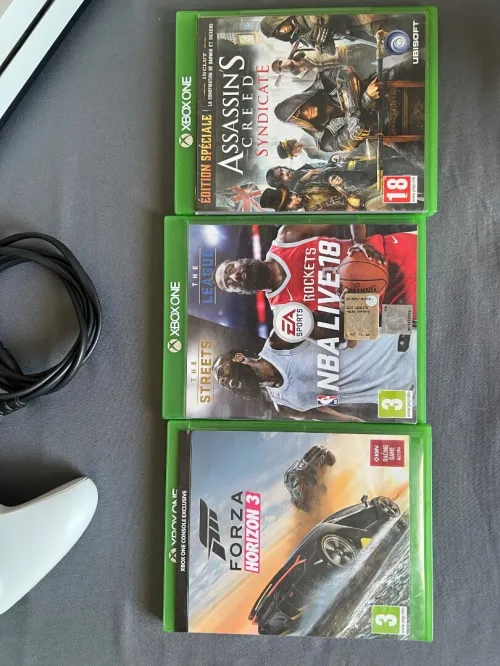 Xbox one s 1t état 10/10 habet caba avec la boîte et manette original et 3 cd