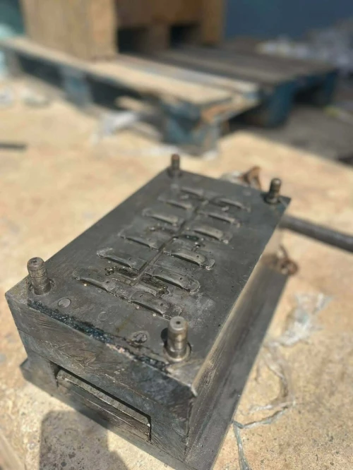 Moule injection de plastiques ( articles de menages)