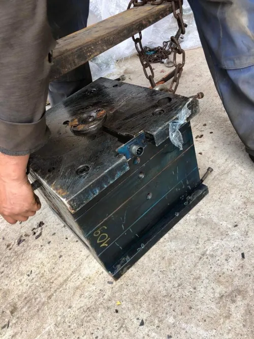 Moule injection de plastiques ( articles de menages)