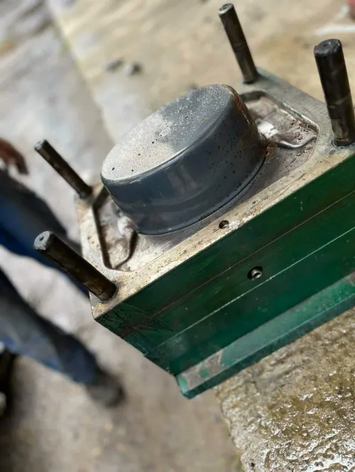 Moule injection de plastiques ( articles de menages)