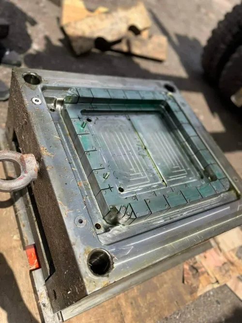 Moule injection de plastiques ( articles de menages)