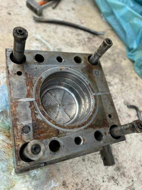 Moule injection de plastiques ( articles de menages)