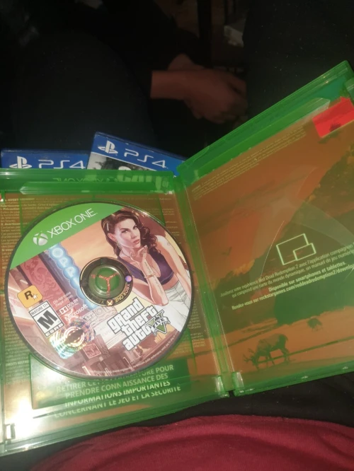 Des cd ps4 et xbox plus gta 5 sans boit